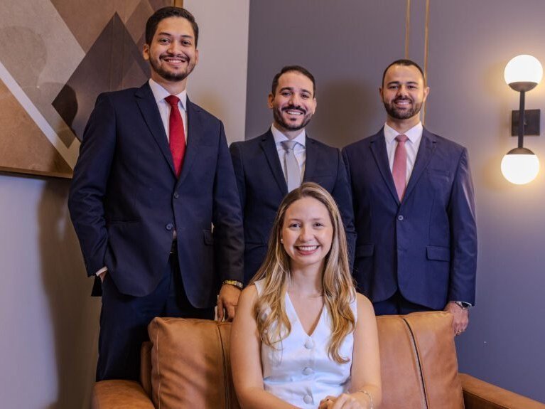 Advogados da AMM Advocacia reunidos no escritório