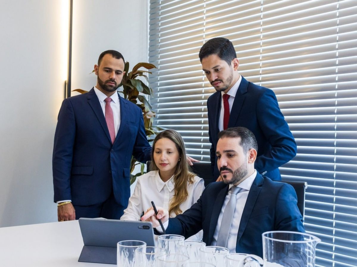 Advogados da AMM Advocacia em reunião, em volta de uma mesa