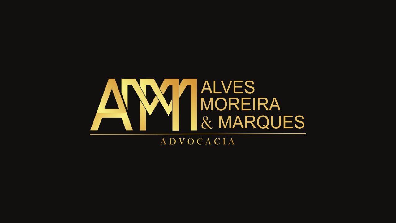 Vídeo sem som, de 38 segundos. Mostra o logo da Alves Moreira & Marques Advocacia; a equipe em reunião, com o texto Escritório de advocacia em Colíder e Sinop (MT); os nomes das nove áreas de atuação; a fachada da unidade de Colíder, a sede, e a fachada da unidade de Sinop; o texto Atendimento presencial e a distância; e, no fim, o registro da sociedade, OAB/MT 2.469, e o advogado responsável, Jonny Marques da Silva, OAB/MT 28.124.